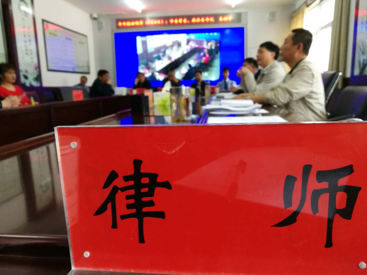 我所王爱华律师到市信访局配合易树学书记接访工作